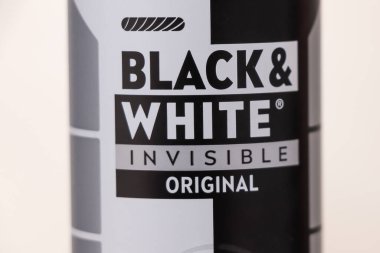 Varşova Polonya - 20 Kasım 2025: BLACK & BEYAZ MÜZİSYEN MÜZİSYEN MÜZİK Ürün ambalajı tek renkli estetik modern bir tasarım sergiliyor.