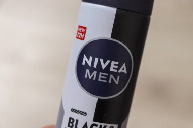 Varşova Polonya - 20 Kasım 2025: Nivea Men deodorant şişesinin yakın çekimi ve ürün logosunun ve erkek bakım ihtiyaçlarına uygun özelliklerinin vurgulanması.