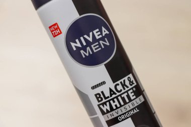 Varşova Polonya - 20 Kasım 2025: NIVEA Men Black & White Invisible Original deodorant 72 saatlik ter ve kokuya karşı koruma için tasarlandı. Etkin yaşam tarzı ve günlük kullanım için ideal.