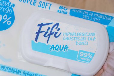 Varşova Polonya - 20 Kasım 2025: Fifi bebek bezi paketinde hipoalerjenik özellikler vurgulanıyor. Bebekler için nazik ve güvenli temizlik seçenekleri arayan ebeveynler için ideal.