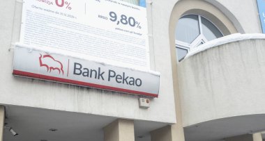 Rzeszow Polonya - 22 Kasım 2025: Banka Pekao 'nun önde gelen bir tabelası kış mevsiminde hizmetlerini sergileyen bir finans kurumunun önünde sergilendi. Kar çevreyi kaplıyor..