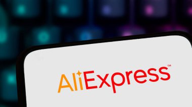 Varşova Polonya - 8 Kasım 2025: AliExpress logosunu gösteren bir akıllı telefon ekranının yakın çekimi. Bu e-ticaret platformu çeşitli ürünleriyle ünlüdür..