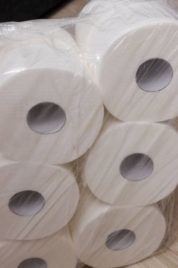 Düzgünce paketlenmiş tuvalet kağıdı rulolarının yakın çekimi. Ev ya da ofis için ideal, temiz bir ortamda gerekli hijyenik ürünlerin sergilenmesi.