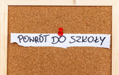 Bir mantar panoya iğnelenmiş el yazısıyla okul notuna dönüş, eğitime geri geçişi vurguluyor. Bu sahne motivasyon nostaljisini ve eğitici temalara uygun planlamayı aktarır..