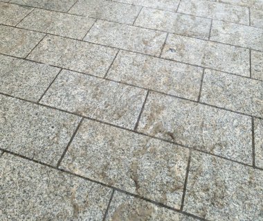 Islak granit asfalt yüzeyi, açık ve koyu renklerle karakterize edilmiş desenli bir desen sergiliyor. Kentsel ya da doğayla ilgili tasarımlar için ideal.