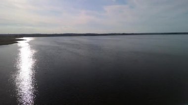 Masuria 'daki Mikolajki' nin çarpıcı manzarası, berrak bir gökyüzünün altında resimli su yansımalarıyla gözler önüne seriliyor. Huzurlu göl, doğanın güzelliğinin özünü yakalar. Rahatlamak için idealdir..