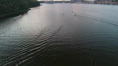 Mikolajki, Polonya, 9 Ağustos 2024: Masuria göllerinde gezinen teknelerin manzarası, sakin suları ve bereketli bir yaz akşamında çevreyi gözler önüne seriyor