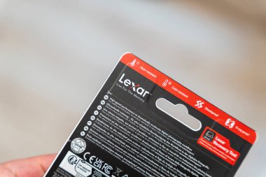Varşova Polonya - 5 Aralık 2025: Lexar hafıza kartı ambalajına yakın çekim talimatlar ve özellikler. Teknoloji elektroniği ve ürün gösterimi için ideal.
