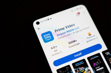 Varşova Polonya - 4 Aralık 2025: Kullanıcı reytingleri indirme ve kurulum seçeneğini gösteren Amazon Prime Video uygulamasını gösteren bir akıllı telefon ekranının yakın çekimi. Günlük yaşamda teknoloji.