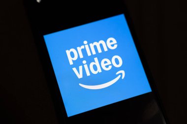 Varşova Polonya - 4 Aralık 2025: Modern teknolojide dijital eğlence ve yayın hizmetlerini sembolize eden Prime Video logosunu gösteren akıllı telefon ekranının yakın çekimi.