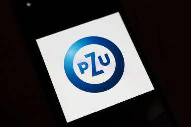 Varşova Polonya - 4 Aralık 2025: PZU logosu akıllı telefon ekranında sergilendi. Tasarımda sigorta ve finans sektörlerini vurgulayan mavi ve beyaz renkler yer alıyor..