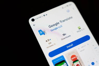 Varşova Polonya - 4 Aralık 2025: Akıllı telefon ekranındaki Google Çeviri uygulamasına yakın çekim çeviri hizmetleri için kullanımını gösteriyor. Mobil teknoloji küresel iletişimi geliştiriyor.
