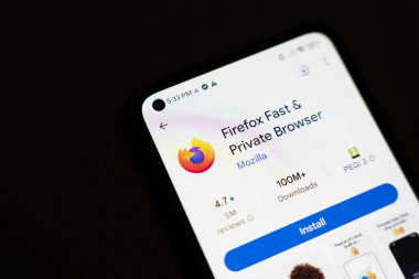 Varşova Polonya - 4 Aralık 2025: Firefox tarayıcı uygulamasını gösteren akıllı telefon ekranının yakın görüntüsü. Özele ve hız özelliklerine dikkat çeker. Teknoloji pazarlaması ve uygulama tanıtımı için ideal.