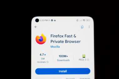 Varşova Polonya - 4 Aralık 2025: Mozilla 'nın sınıflandırma ve indirme istatistiklerini gösteren Firefox Hızlı ve Özel Tarayıcı uygulamasını gösteren akıllı telefon ekranının yakın çekimi.
