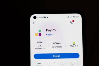 Varşova Polonya - 4 Aralık 2025: PayPo uygulamasının reyting arayüzünü gösteren ve karanlık bir arkaplan istatistikleri indiren akıllı telefon ekranı. Dijital ödeme çözümü.