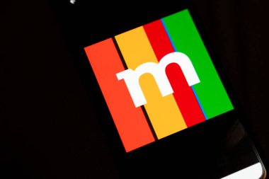 Varşova Polonya - 4 Aralık 2025: Renkli dikey çizgilere karşı 'M' harfi beyaz bir set içeren canlı bir logoyu gösteren akıllı telefon ekranının yakın görüntüsü. Damgalamak için uygun.