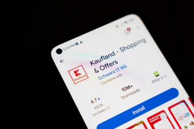 Varşova Polonya - 4 Aralık 2025: Kaufland alışveriş uygulaması arayüzünü pazarlama ve teknik temalar için uygun indirme seçenekleri ve reytinglerle gösteren mobil ekranın yakın çekimi.