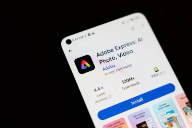 Varşova Polonya - 4 Aralık 2025: Adobe Express uygulamasının ekran görüntüsü kullanıcı arayüzü ve kurulum seçeneği için fotoğraf ve video düzenleme özellikleri.