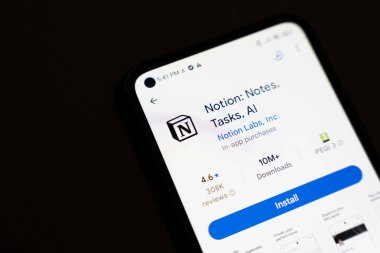 Varşova Polonya - 4 Aralık 2025: Kavram uygulamasının görev ve yapay zeka özelliklerini gösteren bir akıllı telefon ekranının yakın çekimi. Dijital verimlilik için ideal.