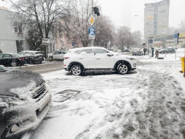 Rzeszow Polonya - 21 Kasım 2025: Rzeszow 'da karlı bir gün, karla kaplı arabalar kış havası zorlukları ve şehir seyahati üzerindeki etkisini sergiliyor.