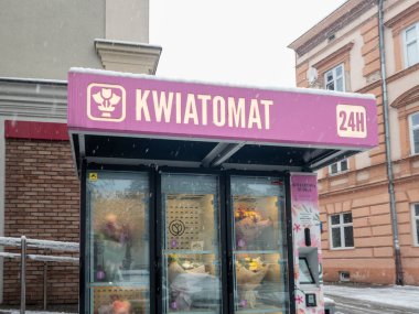 Rzeszow Polonya - 23 Kasım 2025: Çiçek otomatı kış mevsiminde müşteriler için çeşitli çiçek düzenlemelerini 24 saat açık tutuyor.