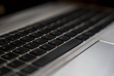 Detaylı anahtar ve tasarımı teknolojiyle ilgili kavramlar ve uygulamalar için ideal zarif bir perspektiften gösteren bir dizüstü bilgisayarın klavyesinin yakın plan görüntüsü.