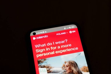 Varşova Polonya - 4 Aralık 2025: Zalando uygulamasını canlı bir arayüzle gösteren akıllı telefon kullanıcıları kişiselleştirilmiş moda deneyimleri için kayıt olmaya davet ediyor.