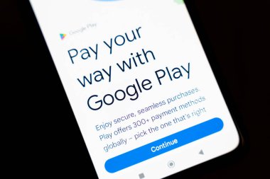 Varşova Polonya - 4 Aralık 2025: Google Play ödeme seçeneklerini gösteren akıllı telefon ekranı güvenli işlemler ve çeşitli ödeme yöntemleri için kullanıcı dostu istemlere odaklanmıştır.