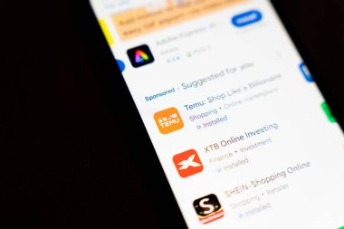 Varşova Polonya - 4 Aralık 2025: Temu XTB Çevrimiçi Yatırım ve SHEIN de dahil olmak üzere uygulamaları gösteren bir akıllı telefon ekranının yakın çekimi. Dijital alışveriş deneyimine odaklan.