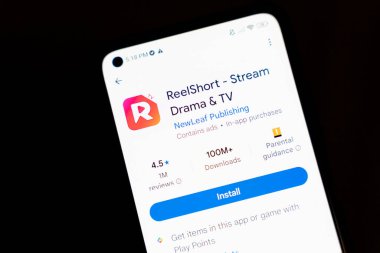 Varşova Polonya - 4 Aralık 2025: Reyting değerlendirmeleri ve potansiyel kullanıcılar için indirme sayıları gibi özelliklerini vurgulayan ReelShort uygulamasını gösteren akıllı telefon ekranının yakın çekimi.