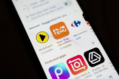 Varşova Polonya - 4 Aralık 2025: Temu da dahil olmak üzere çeşitli uygulama simgelerini gösteren bir akıllı telefon ekranı. Mobil teknolojiyi, modern alışveriş uygulamalarını ve dijital yaşam tarzını vurguluyor.