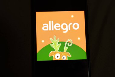 Varşova Polonya - 4 Aralık 2025: Canlı turuncu arka planda boynuzları olan bir çizgi film karakteri eşliğinde allegro kelimesinin yer aldığı bir ekranda renkli bir çizim.