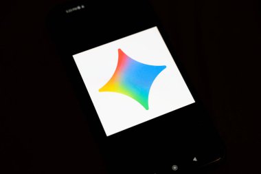 Varşova Polonya - 4 Aralık 2025: Teknoloji tasarımı ve markalaşma uygulamalarını öneren eşsiz geometrik şekilli canlı bir logo gösteren bir cep telefonu.