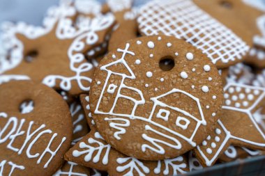 Bir kiliseyi ve kar tanelerini tasvir eden karmaşık kremalı kurabiyeler içeren lezzetli Noel kurabiyeleri bayram kutlamaları veya tatil pazarlama malzemeleri için idealdir..