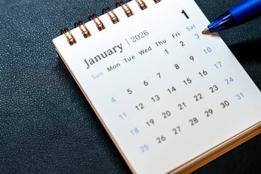 1 'in vurgulandığı Ocak 2026 tarihli bir takvim sayfasının yakın çekimi. Yaklaşan olaylara hazırlık için 3 numaralı tarih üzerine mavi bir kalem konmuştur.