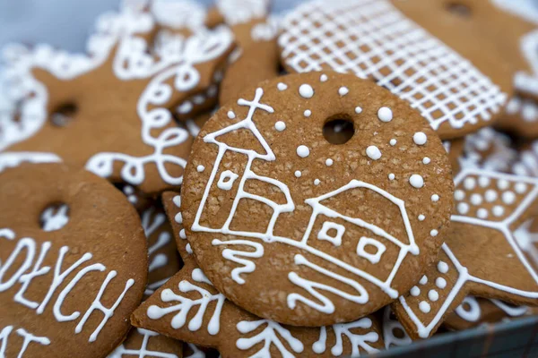 Bir kiliseyi ve kar tanelerini tasvir eden karmaşık kremalı kurabiyeler içeren lezzetli Noel kurabiyeleri bayram kutlamaları veya tatil pazarlama malzemeleri için idealdir..