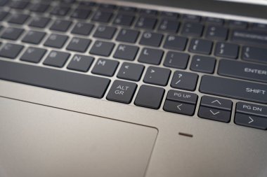 ALT GR anahtarını ve çeşitli fonksiyon anahtarlarını aydınlatan, öncelikli olarak siyah tuşların yer aldığı bir dizüstü bilgisayarın klavyesinin yakın görüntüsü.