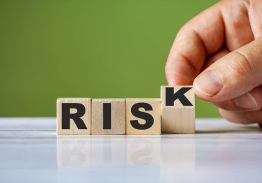 Bir el, tahta blokları 