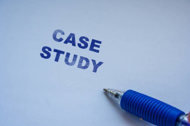 Eðitim iþletme ve stratejik planlama konularýný öneren araþtýrma ve analizleri vurgulayan boş bir beyaz kağıt üzerinde el yazýsý CASE StuDY.