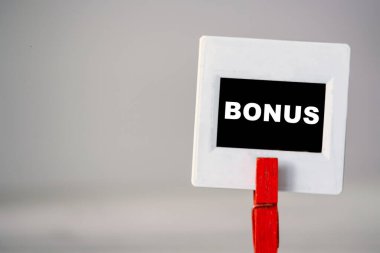 BONUS 'un el yazısıyla küçük bir karatahtaya beyaz bir çerçeve koyup pazarlama promosyonları duyuruları ve reklam kampanyaları için uygun bir kırmızı standa koyması..