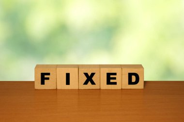 Ahşap bloklardaki kalın harflerle bulanık bir arkaplanda elle yazılmış bir kelime. Bu resim pazarlama ve iletişim uygulamaları için ideal çözünürlüğü ve onarımı sembolize eder..