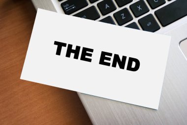 Kapanışı ya da sonucu sembolize eden dizüstü bilgisayarın klavyesine 