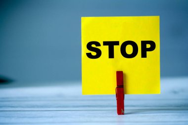 Üzerinde kalın siyah harflerle 