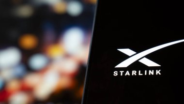 Akıllı telefon ekranında gösterilen Starlink logosunun yakın görüntüsü. Küresel bağlantı ve erişilebilirlik için tasarlanmış yenilikçi uydu internet teknolojisi. Teknoloji sektörlerinde reklam ve pazarlama için ideal..