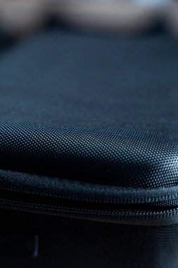 Ürün tasarımı ve markalaşma bağlamları için uygun derinliği ve maddi kaliteyi vurgulayan ince bir nokta deseni içeren desenli siyah kumaş yüzeyinin yakın çekimi.