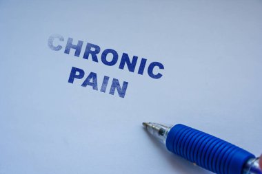 Kronik ağrının önemli bir sağlık sorununu vurguladığını gösteren el yazısıyla yazılmış bir yazı. Bu resim tıbbi kampanyalarda, bloglarda veya eğitim materyallerinde kullanılabilir..