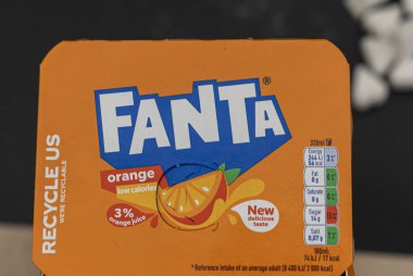 Varşova Polonya - 16 Aralık 2025: Fanta portakal suyu kartonunun canlı turuncu rengi ve geri dönüşümlü ambalajı pazarlama ve reklam için idealdir..
