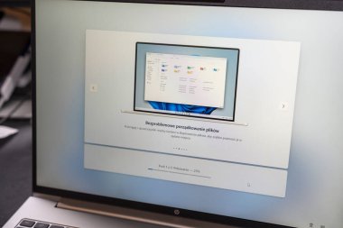 Varşova Polonya - 20 Aralık 2025: Bir dizüstü bilgisayarın% 23 'lük indirme işleminin tamamlandığını gösteren ilerleme çubuğuyla birlikte bir dosya organizasyonu özel dersini gösteren yakın plan.