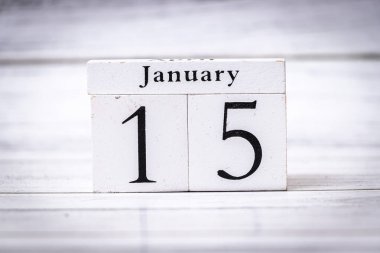 15 Ocak 'ta gösterilen ahşap takvim zaman ve planlama geçişini sembolize ediyor. Organizasyon programlama temaları veya mevsimlik pazarlama stratejileri için uygundur.