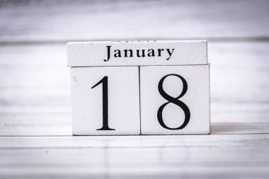 18 Ocak 'ı gösteren beyaz ahşap takvim yeni bir yılın başlangıcını ve aylık planlamayı simgeliyor. Organizasyon ve zaman yönetimi temaları için ideal.